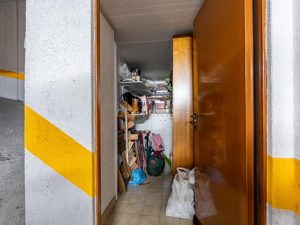 Apartamento T1 com garagem e arrecadação no Casal de São Brás, Amadora - Image 20