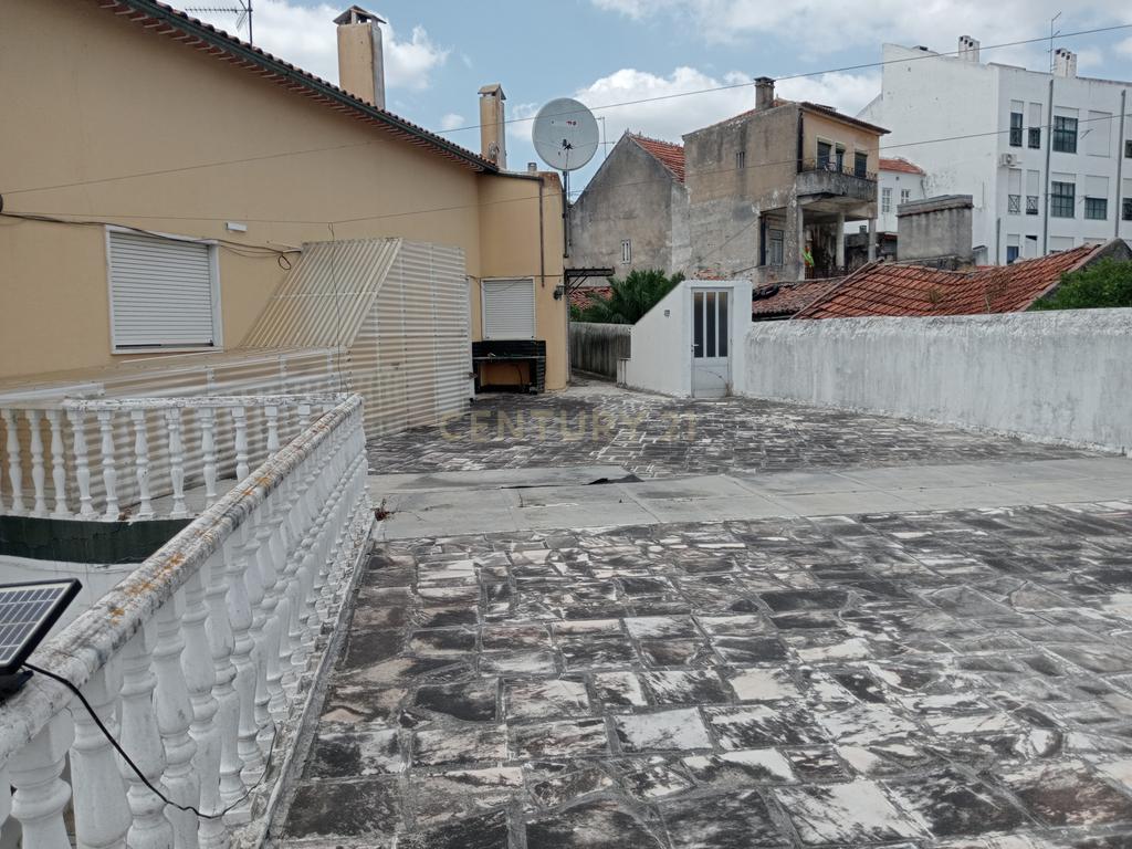 Edifício Versátil em Santarém com Vista e Acessibilidade - Image 11