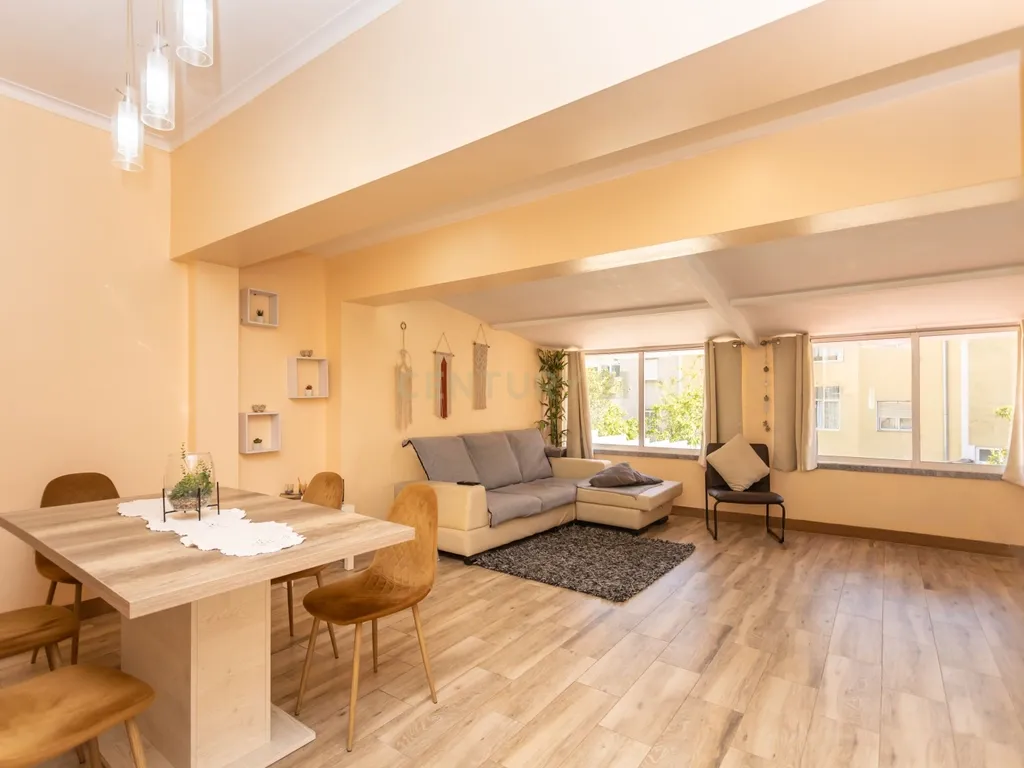 Apartamento T2(+1) Renovado com Logradouro de 100m² – Pronto a Habitar (Mobilado e Equipado) em Paio Pires - Oportunidade Única! - Image 1