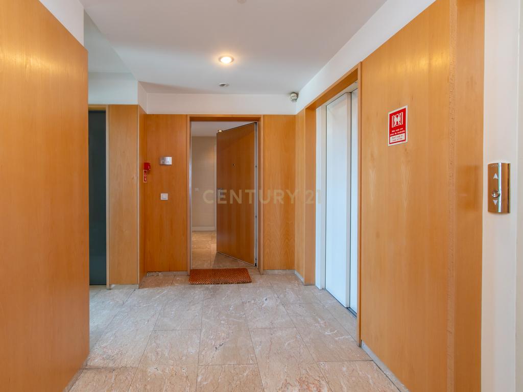Apartamento T2 de Luxo Mobilado para arrendamento no Condomínio Pateo Central - Image 9