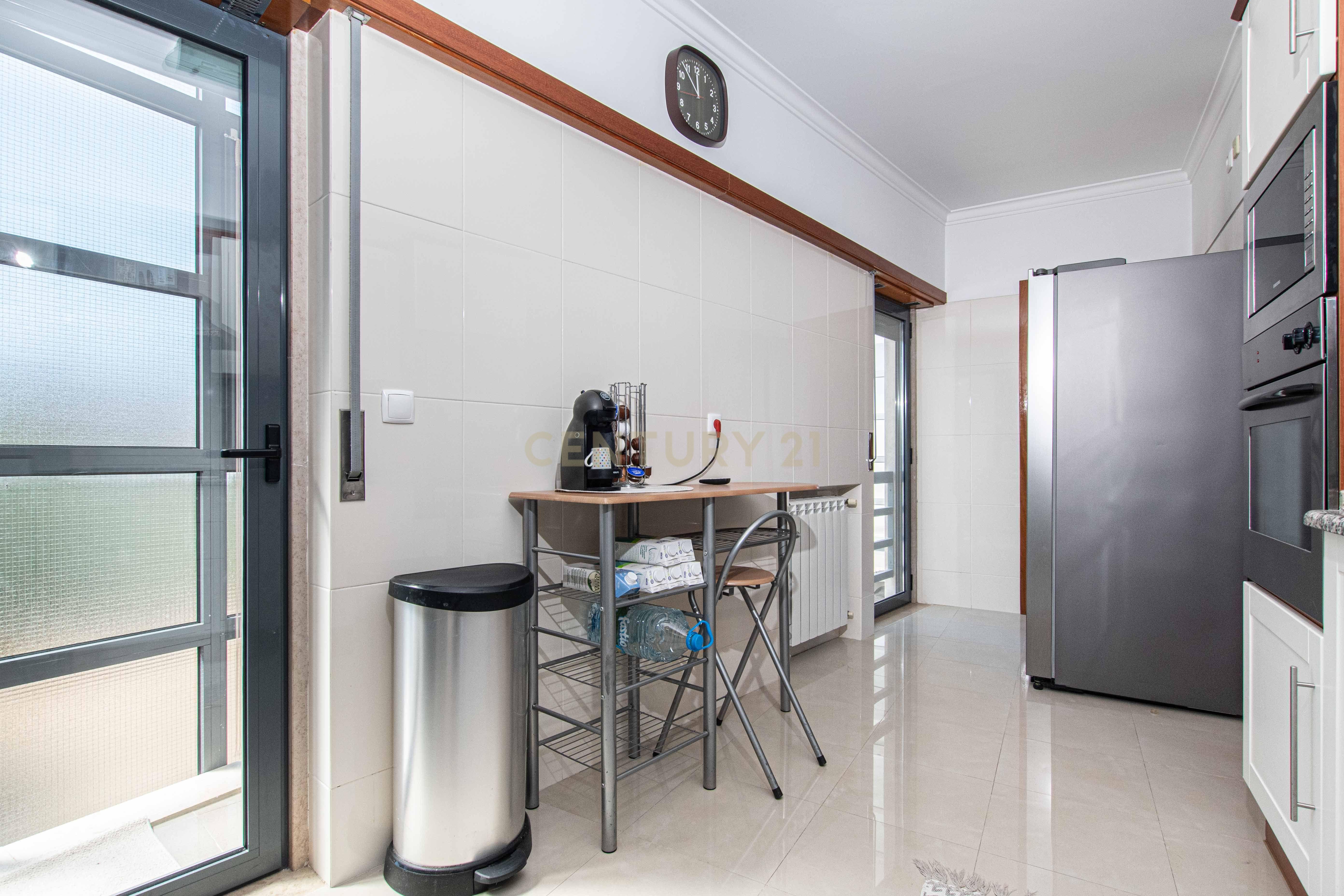 Fotografia 9 de T2 na Cotovia, Sesimbra | Varandas e Lugar de Garagem