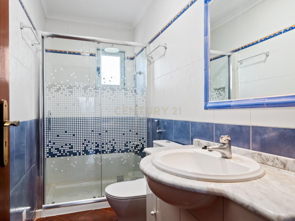 Apartamento T1 central com varanda em Baixa da Banheira - Image 6