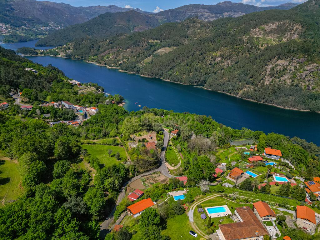 Um Refúgio no Gerês com 2 casas junto ao Rio  - Image 74