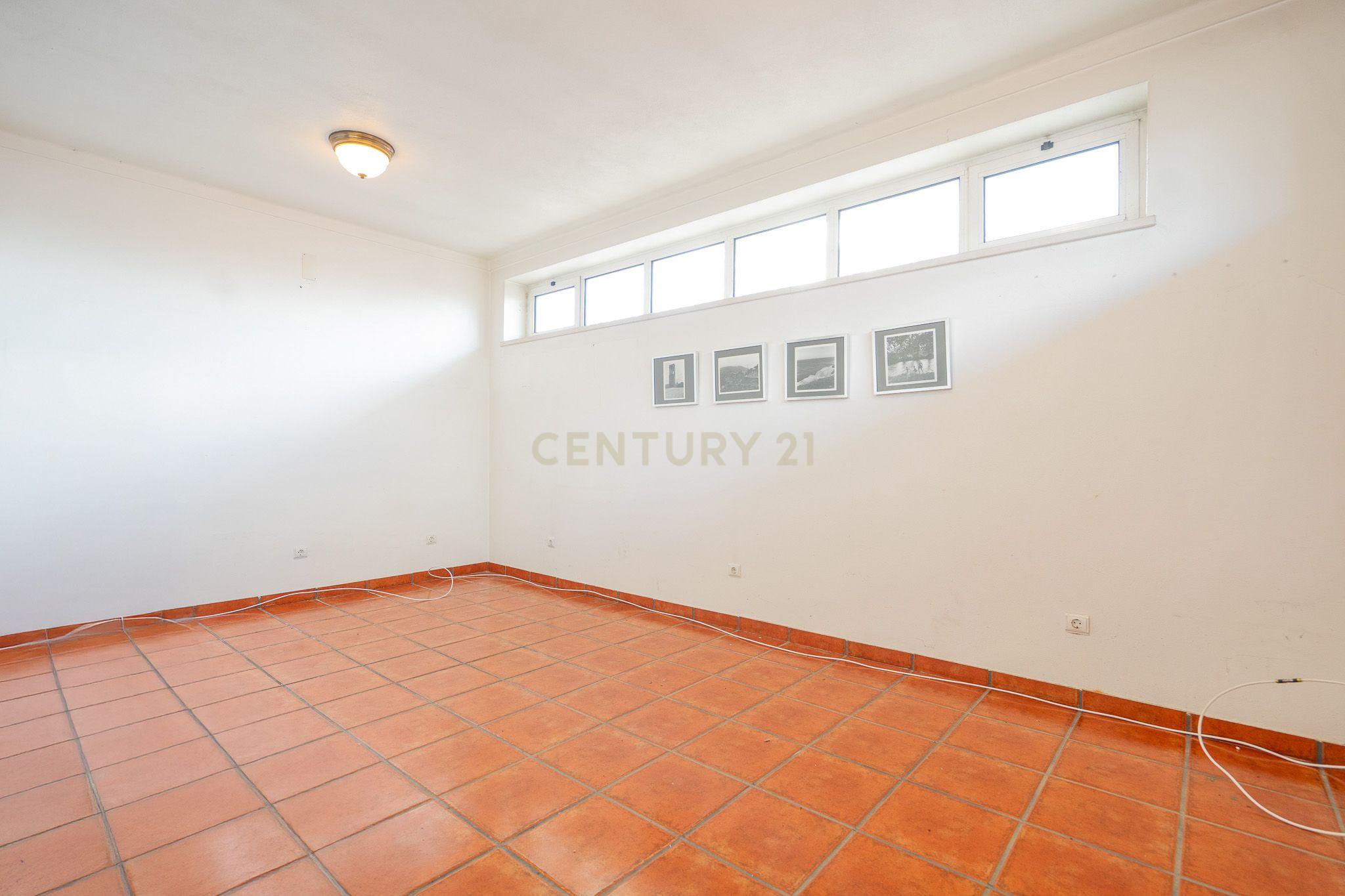 Moradia T5 com varanda coberta,terraço,piscina,jardim,poço,anexo e telheiro numa localização privilegada no centro de Lousã - Image 35