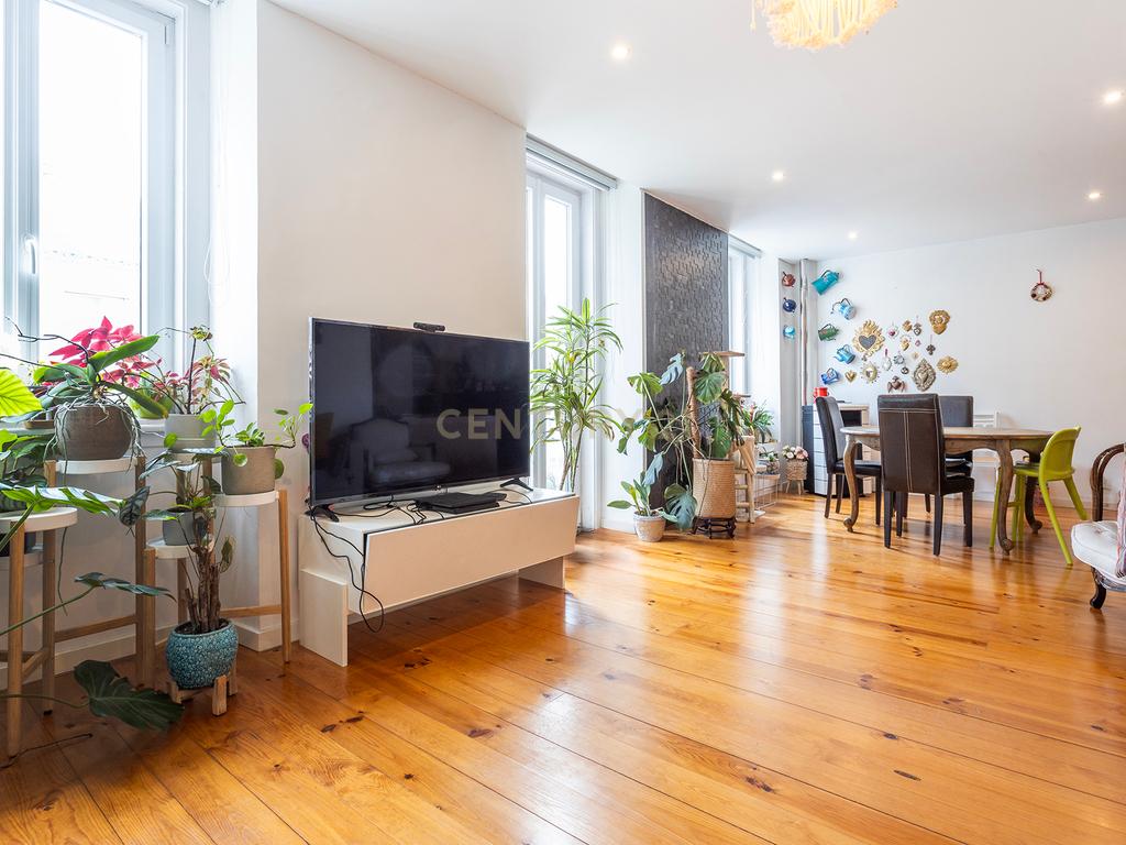 Apartamento T4 Duplex Renovado em Arroios, Lisboa - Image 4