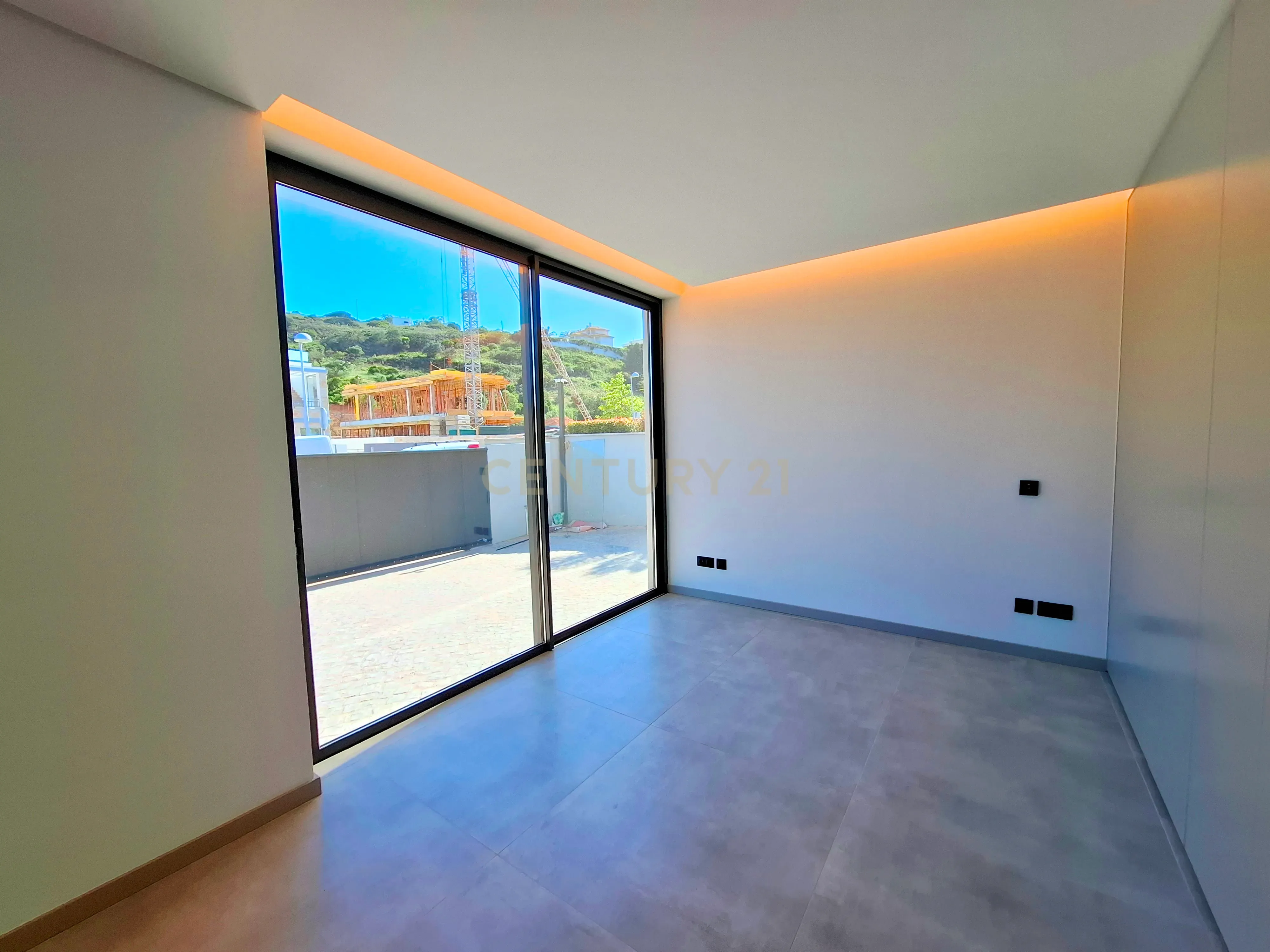 "Moradia Isolada Nova na Marina de Albufeira — Qualidade de Vida com Conforto Moderno" - Image 43