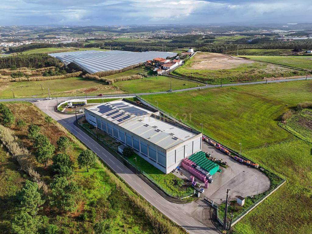Armazém Industrial junto à Campo Oeste em A-dos-Cunhados - Image 1
