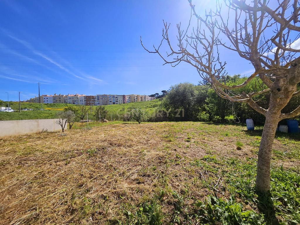 Moradia Unifamiliar T4 com Vista Desafogada e Grande Lote de Terreno na Quinta da Condessa - Image 55