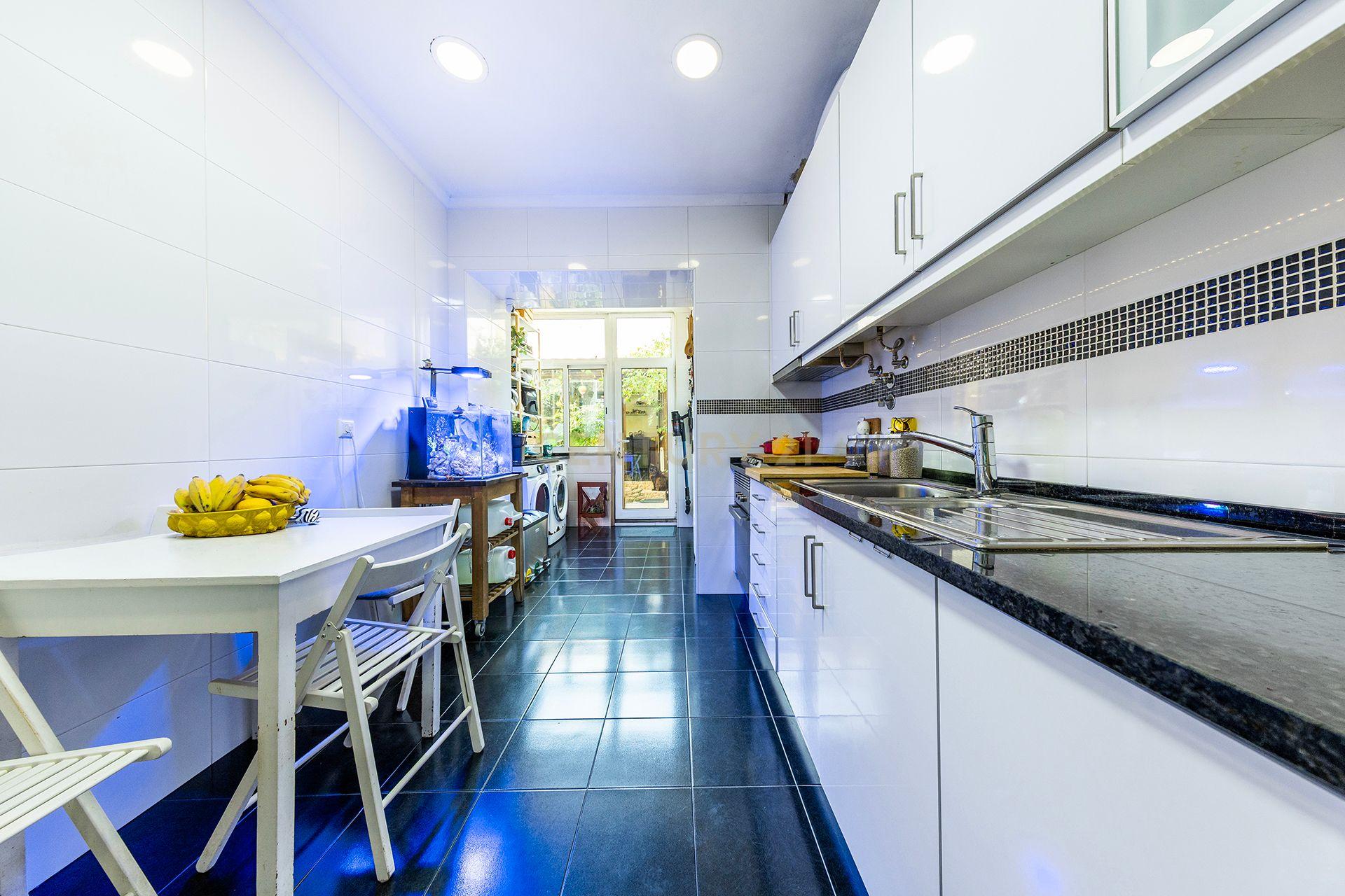 Fotografia 11 de Apartamento T2 na Estrada das Laranjeiras com logradouro