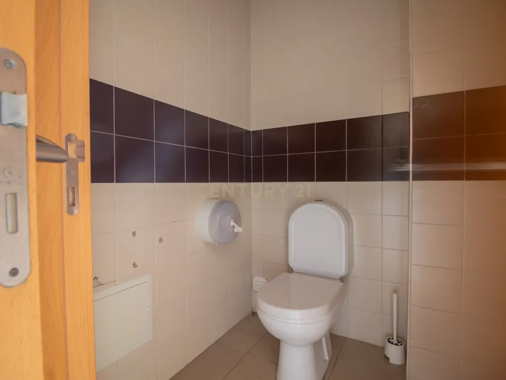 Loja passível de ser transformado em Apartamento T2 ou T3 com terraço privativo de Garagem - Image 17