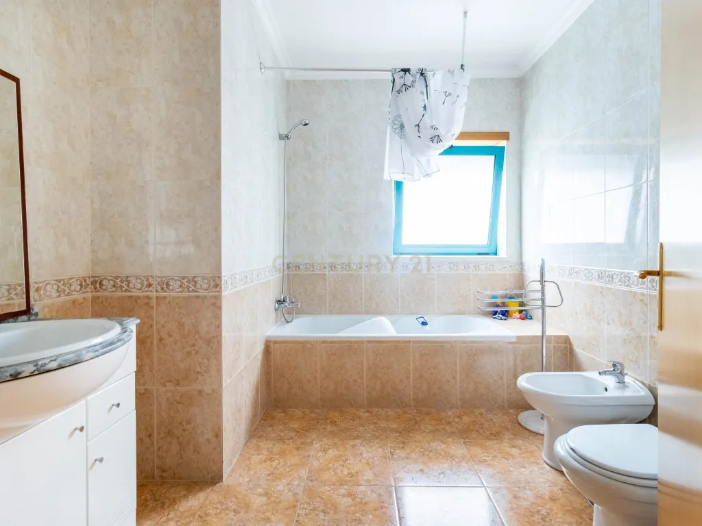 Apartamento T4 (duplex) -Marinha Grande - Image 3