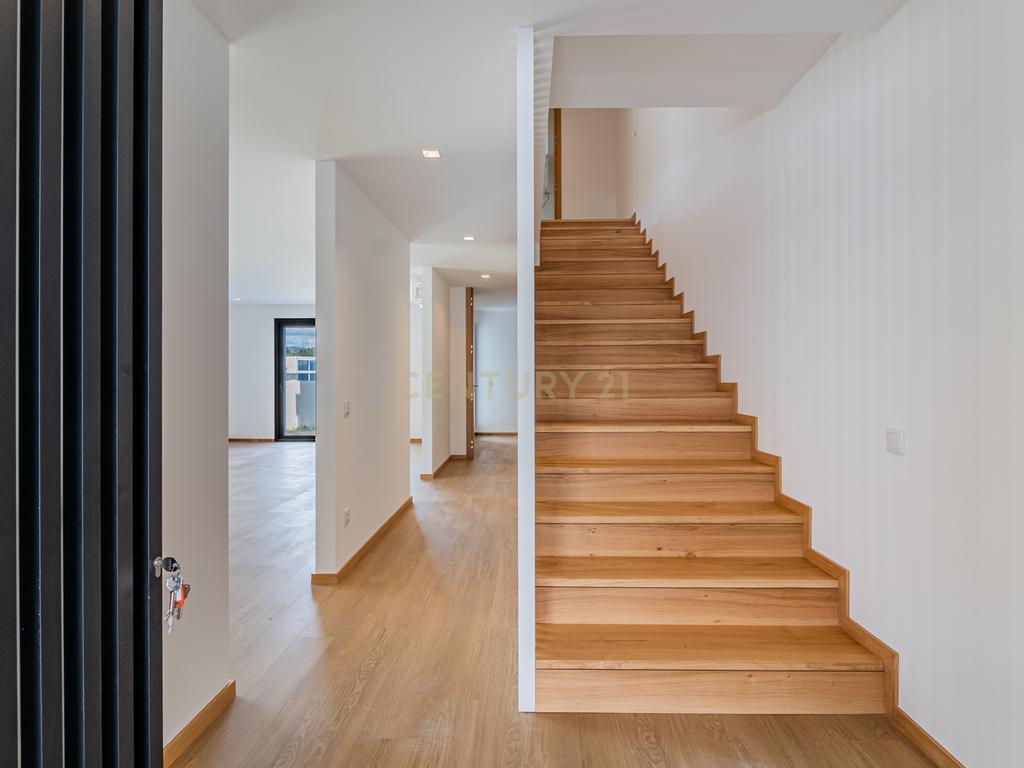 Moradia Gaveto T3 + Escritório | Luxo, Conforto e Vista Incrível – Póvoa de Lanhoso - Image 16