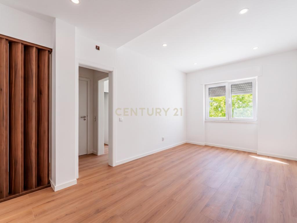 Apartamento Totalmente Remodelado com Terraço de 33 m² | Cruz de Pau – Amora - Image 5