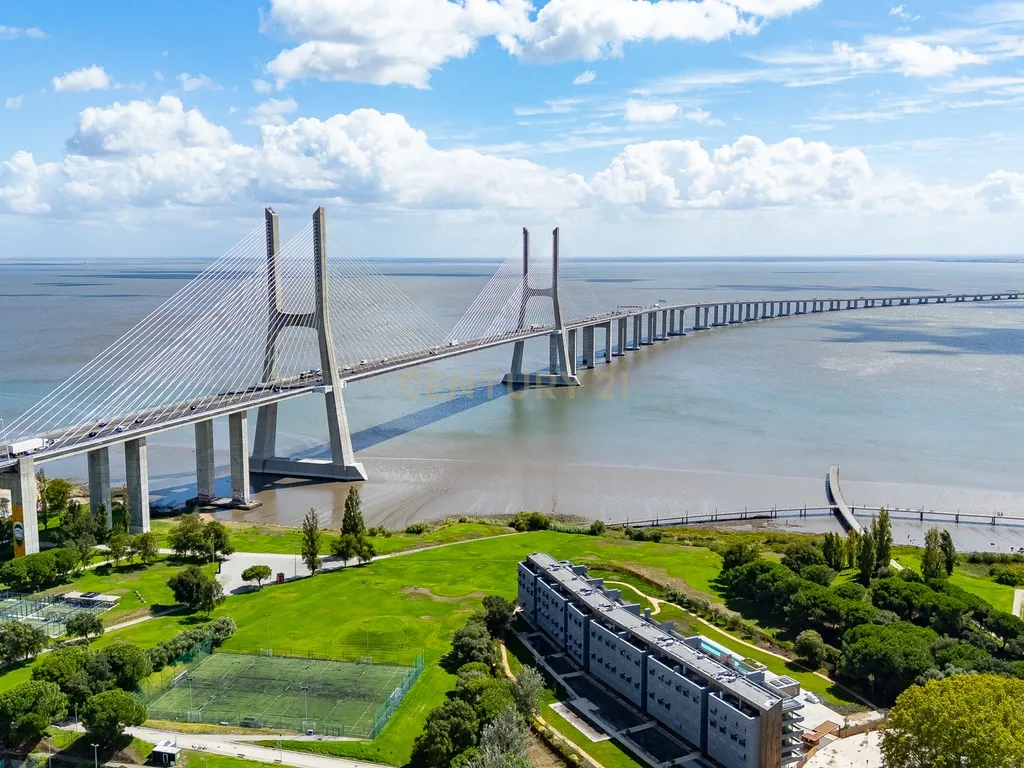 T4 Duplex com Rooftop e Vista Panorâmica sobre o Tejo – Parque das Nações - Image 1