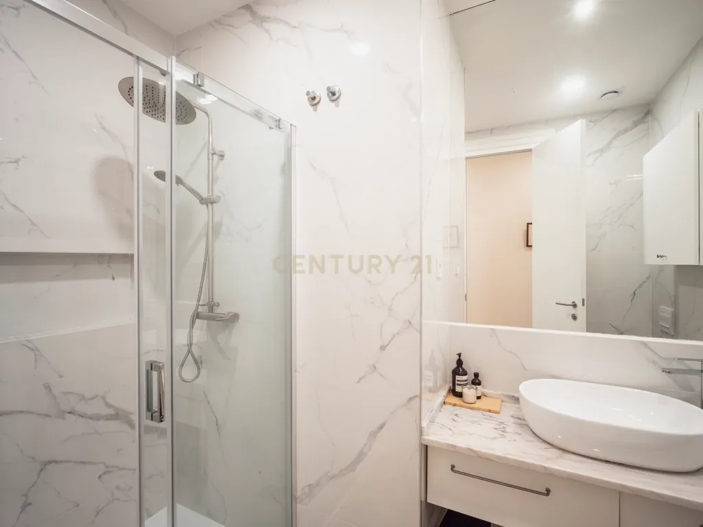 Apartamento Encantador com Jardim Privativo — Santo António, Lisboa - Image 17