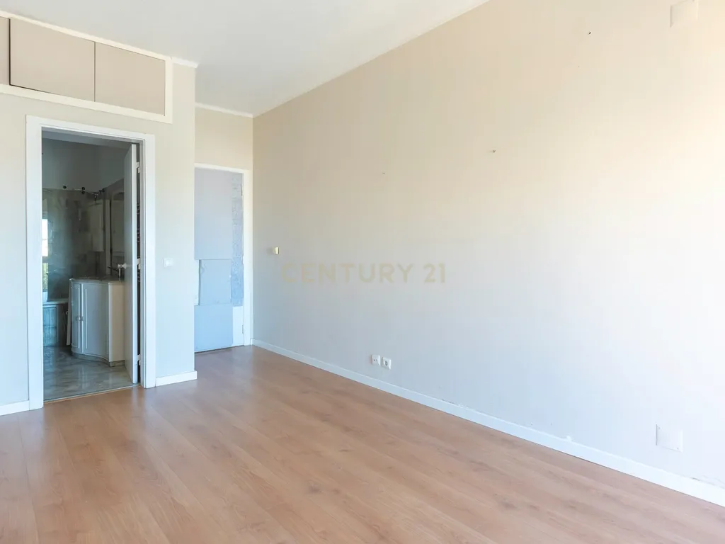 Apartamento T3 com Vista Mar em Oeiras - Image 48