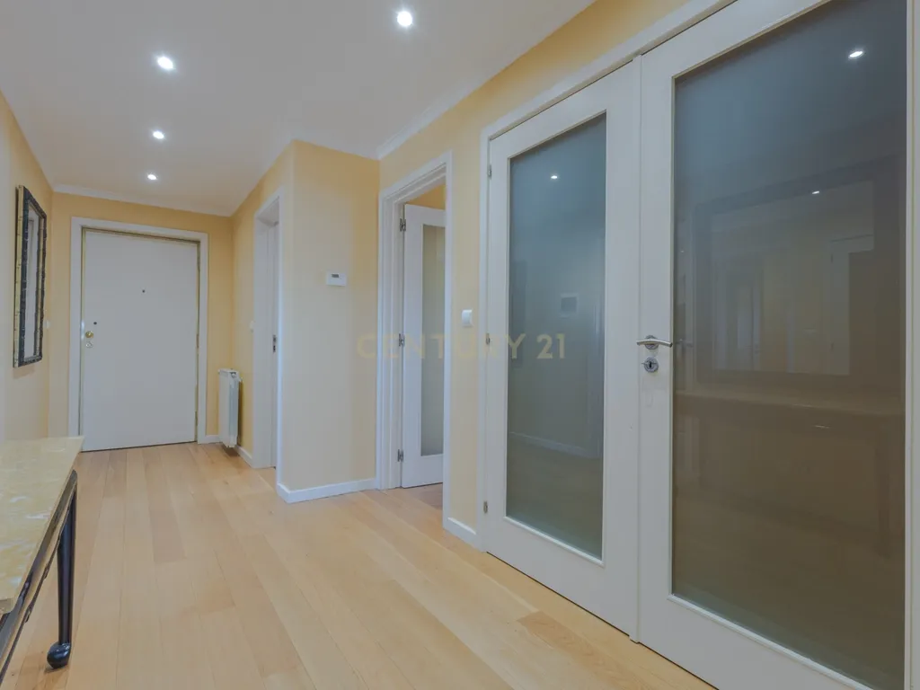 T4 com terraço de 120m² e vistas de mar e rio | Canidelo - Image 3