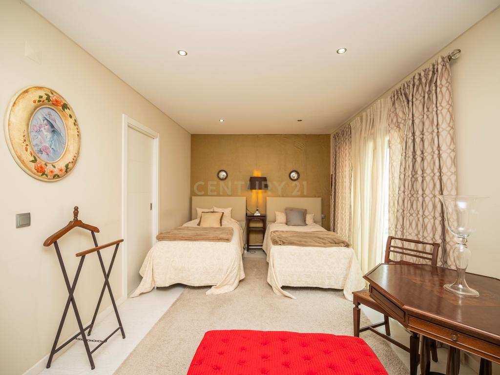 Moradia Exclusiva com Piscina e vista da Serra da Arrábida - Image 17