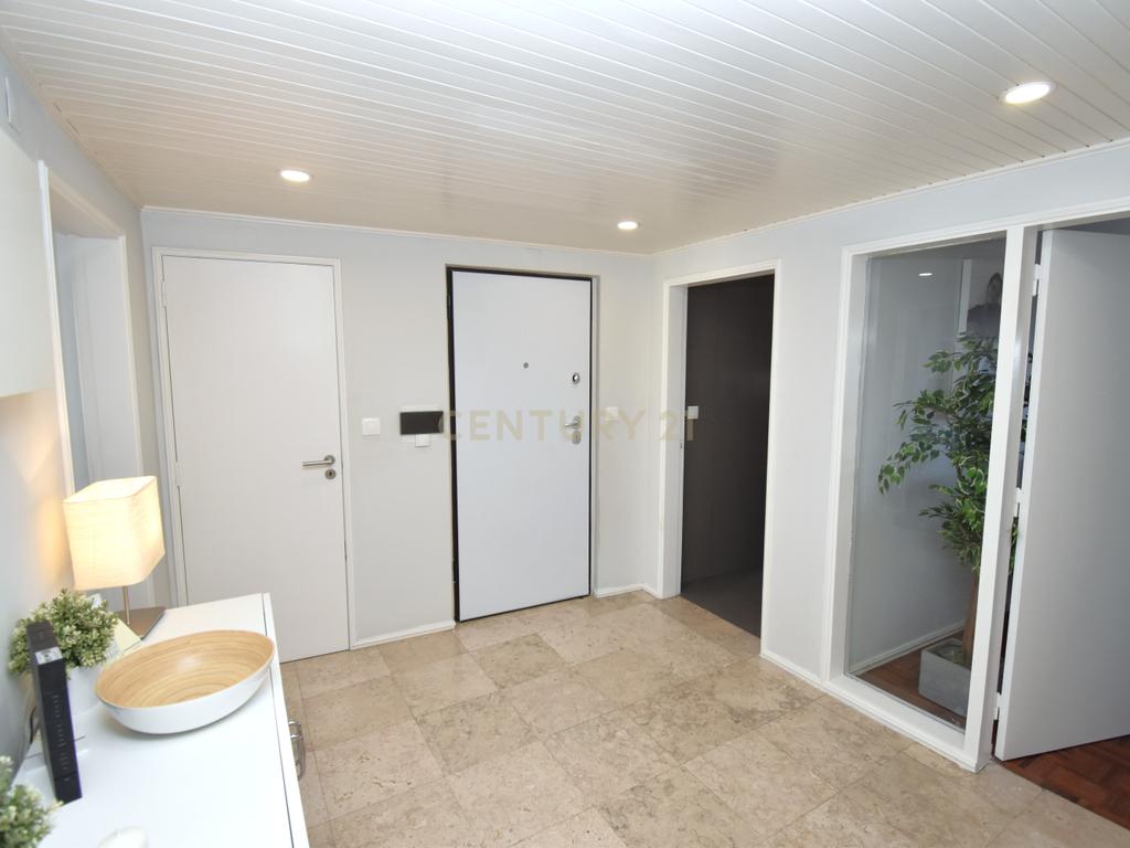 Excelente Apartamento T3 em Algés – Conforto e Localização Premium - Image 4