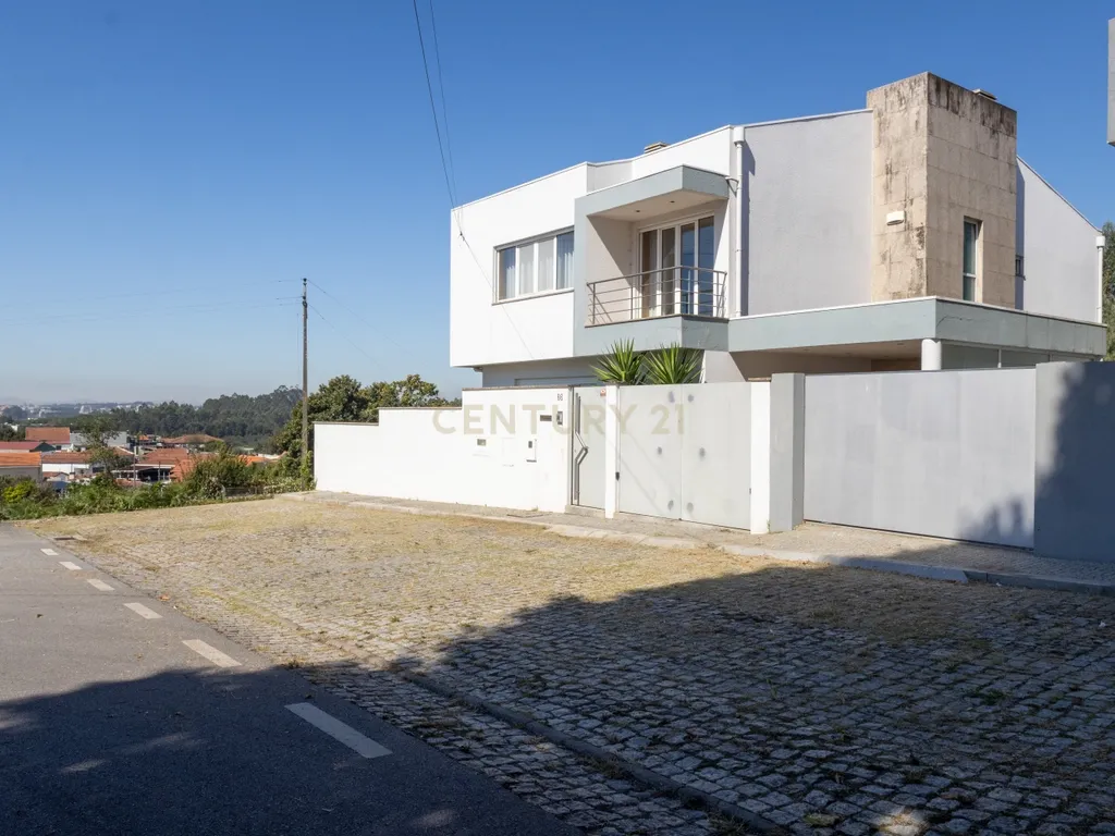 Moradia T3 de Excelência na Maia| 398 m² | 3 Suítes | Garagem para várias Viaturas - Image 1