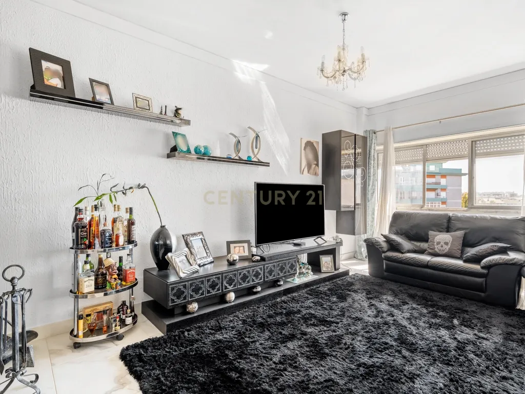 Apartamento Duplex de 7 assoalhadas no Barreiro - Image 9