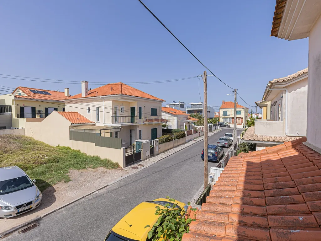 Moradia T4 com 3 Pisos + Sótão e Garagem — Famões - Image 43