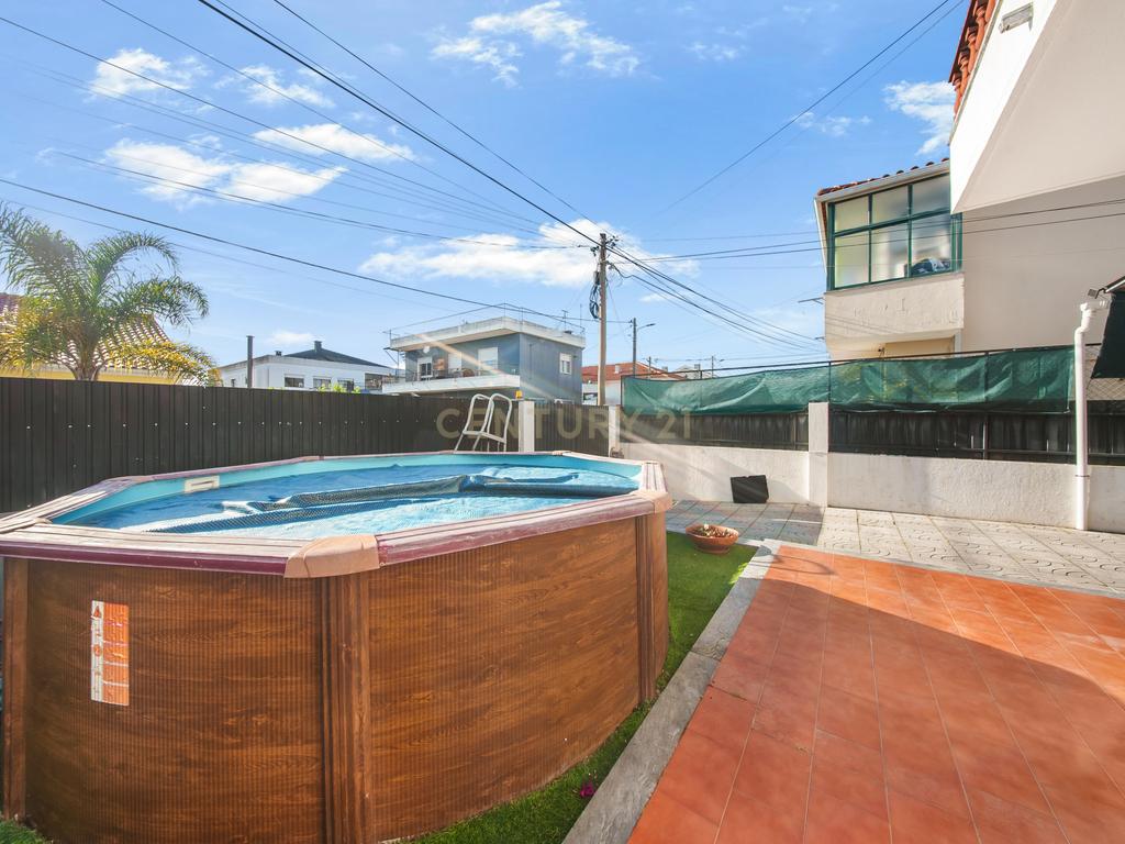 Moradia Geminada T3 com excelentes áreas, terreno e localização privilegiada em Fernão Ferro - Image 3