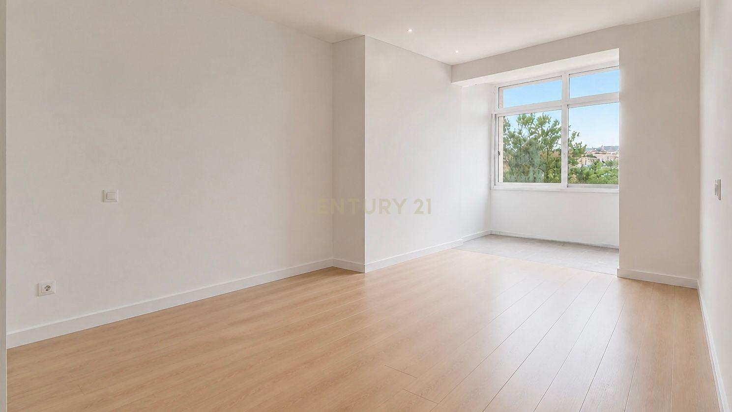 Fotografia 3 de T2 duplex, remodelado com 91 m², sotão e varanda em Pai do Vento, Cascais