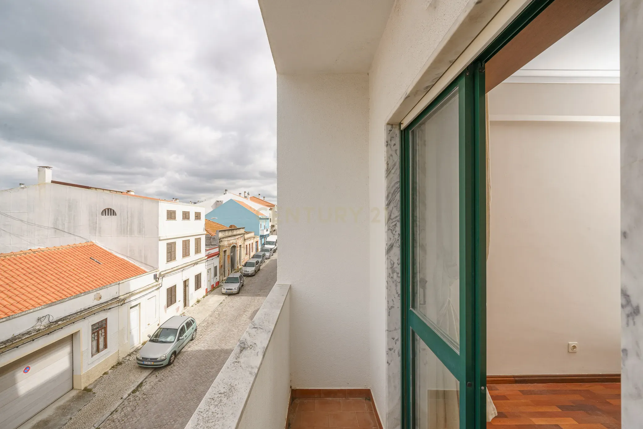 Apartamento T2 com Parqueamento, Varandas e Lareira - Perto do Centro da Cidade - Image 19