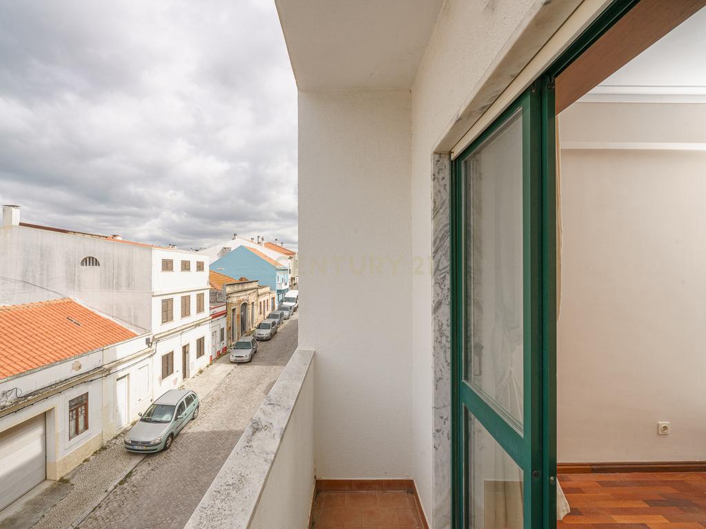 Apartamento T2 com Parqueamento, Varandas e Lareira - Perto do Centro da Cidade - Image 19