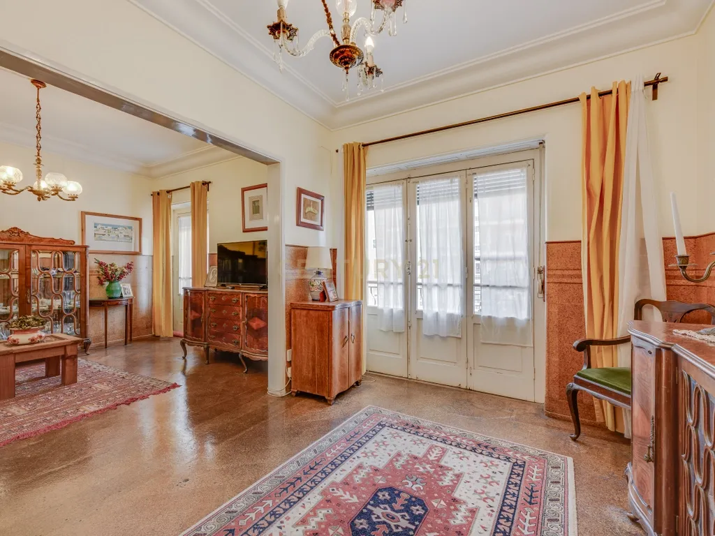 Fantástico Apartamento na Av. João XXI, com uma localização estratégica. - Image 7