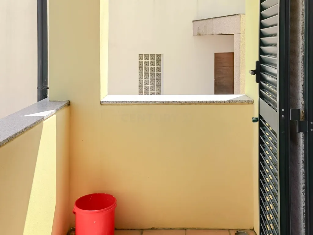 Luxuosa Moradia T3 em Gondomar com Vista Panorâmica e Piscina - Image 13