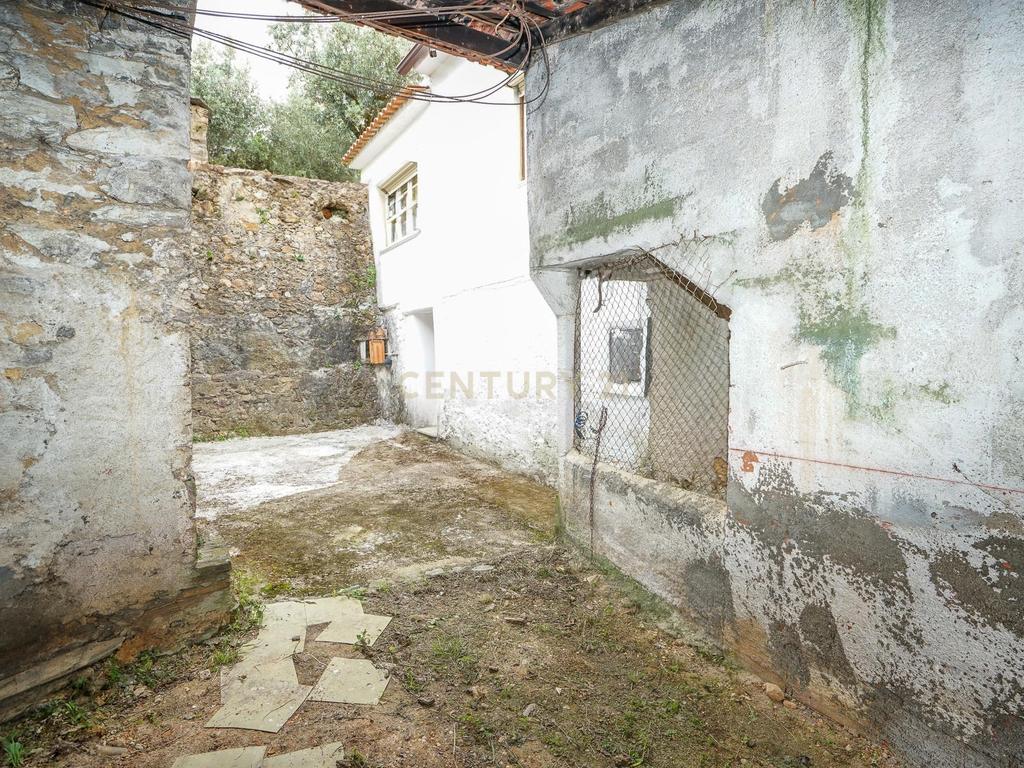 Moradia T1 + 1 com terreno, garagem e pátio - Góis - Image 22