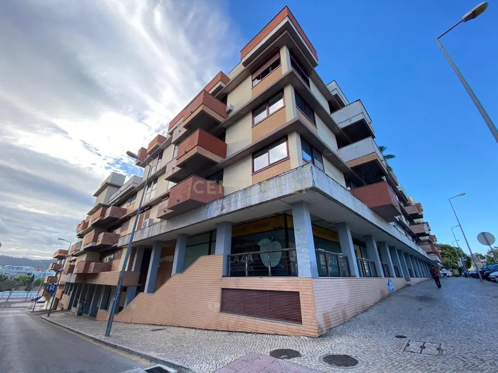 Apartamento T3 com Três Lugares de Estacionamento e Arrecadação, em Setúbal - Image 20
