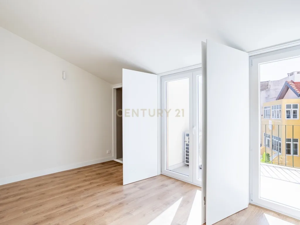 Duplex T3 para Venda, em Campolide – Pé-Direito Duplo, Terraço e Classe Energética A | 940.000 € - Image 27