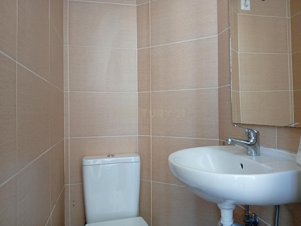 Situado no Bairro Azul junto do Metro e do El Corte Inglês/Fundação Gulbenkian, tem este apartamento com traça antiga com 7 assoalhadas dispostas numa área de 200 m². - Image 23