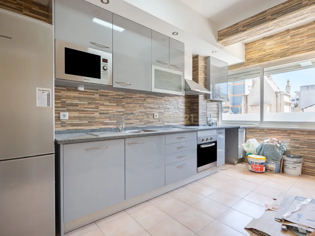 NÃO PERCA ESTA GRANDE OPORTUNIDADE! FANTÁSTICO APARTAMENTO T2 ESPAÇOSO TOTALMENTE REMODELADO MUITO BEM LOCALIZADO PRÓXIMO DE TODAS AS COMODIDADES E SERVIÇOS NO CENTRO DE PORTIMÃO E A POUCOS MINUTOS DAS PRAIAS! - Image 9