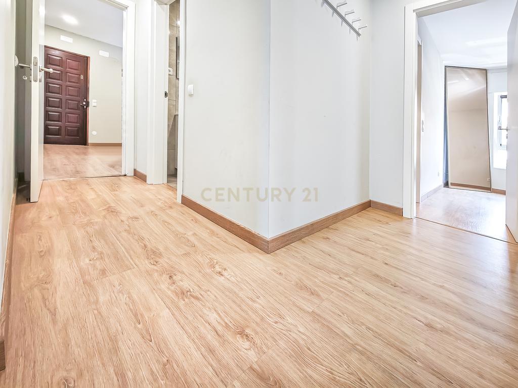 Apartamento Renovado em Cascais com 3 Quartos e Varanda - Image 16