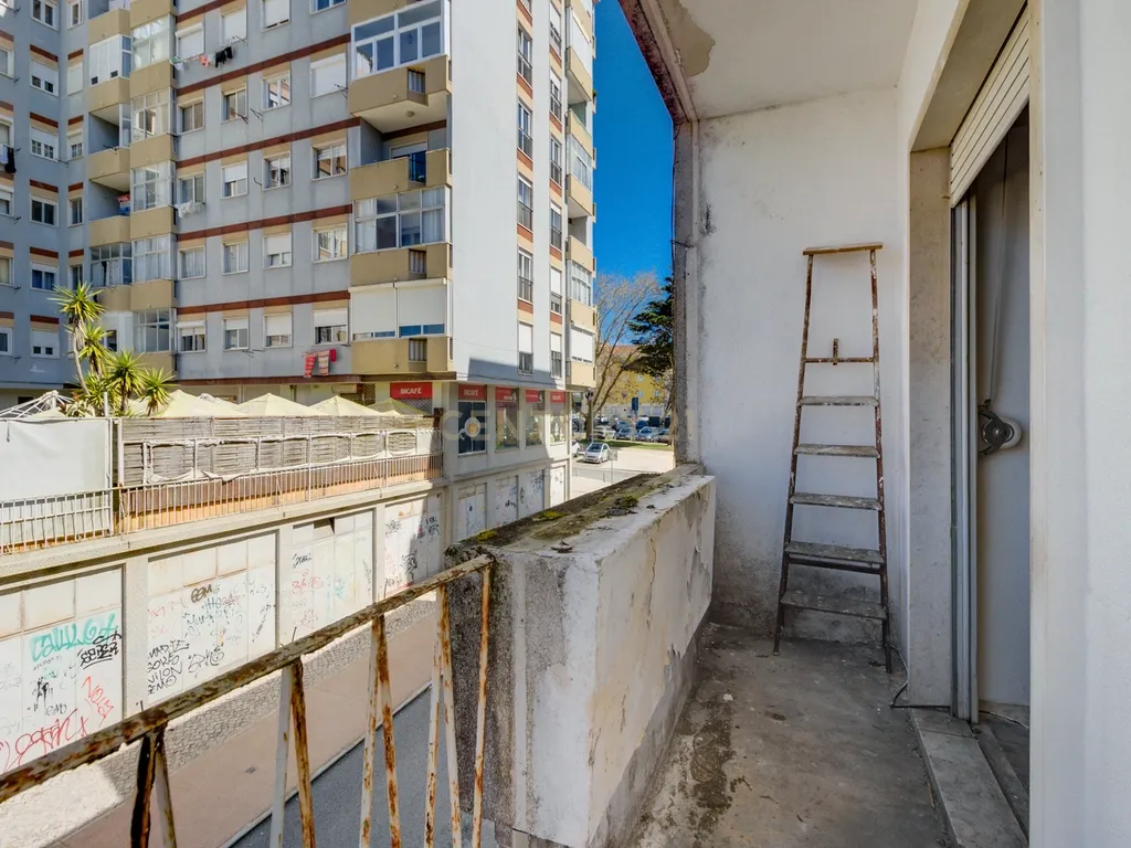 Apartamento T2 em Remodelação - Portela de Sintra - Image 12