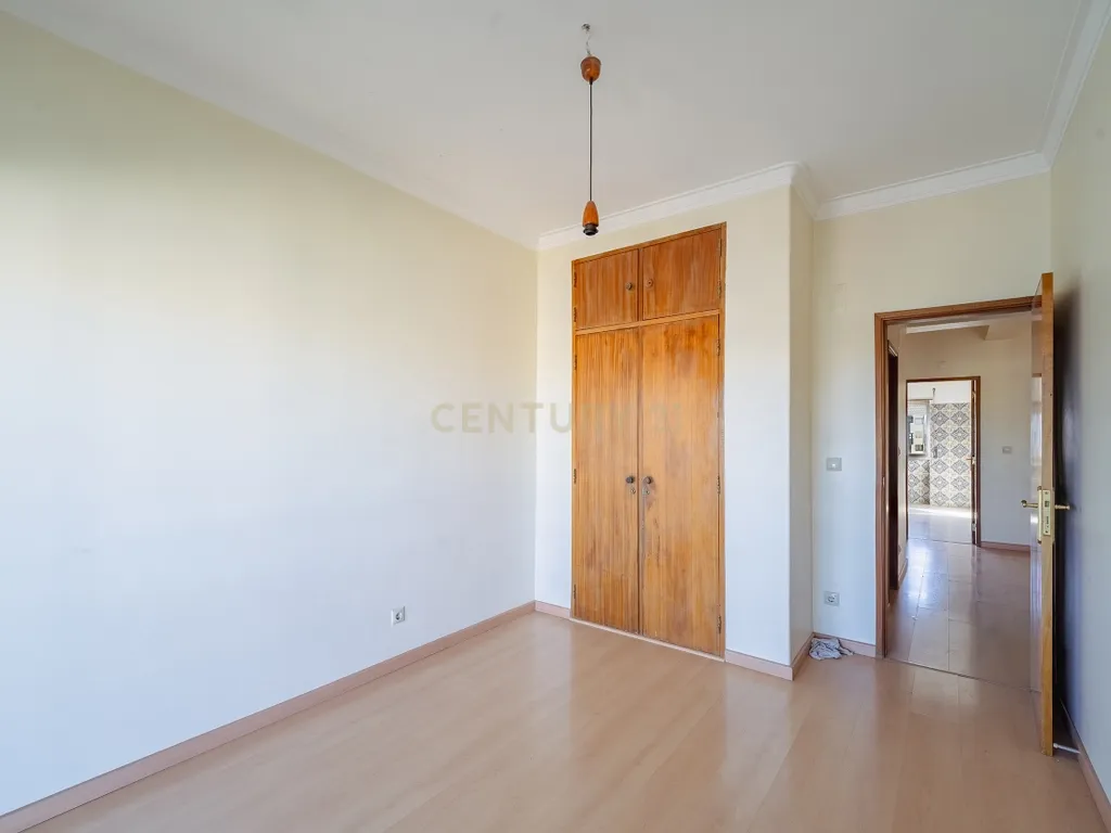 Apartamento T2 em Amora, Seixal - Oportunidade Única! - Image 13