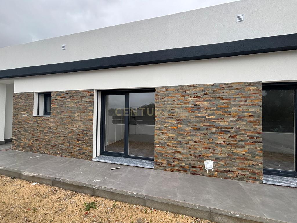 Moradia T3 Térrea Isolada com 3 suítes | Quinta do Anjo - Image 4
