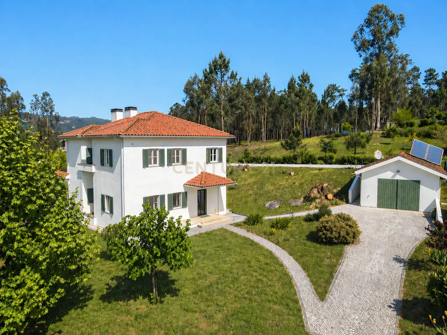 Fotografia 6 de Moradia T3 em bom estado com terraço, piscina, jardim e garagem numa localização sossegada a 2 min. de Vila Nova de Poiares