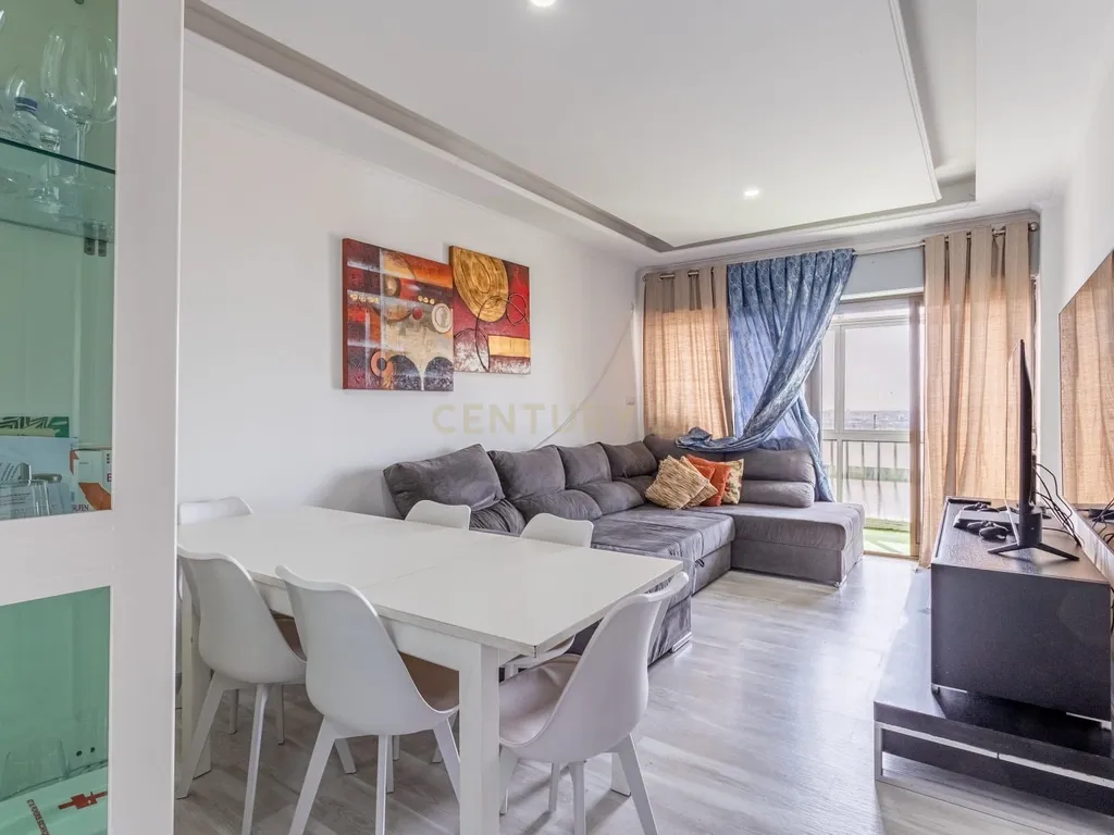 Apartamento T3 na Ramada com 92 m² e vista incrível para Lisboa - Image 1