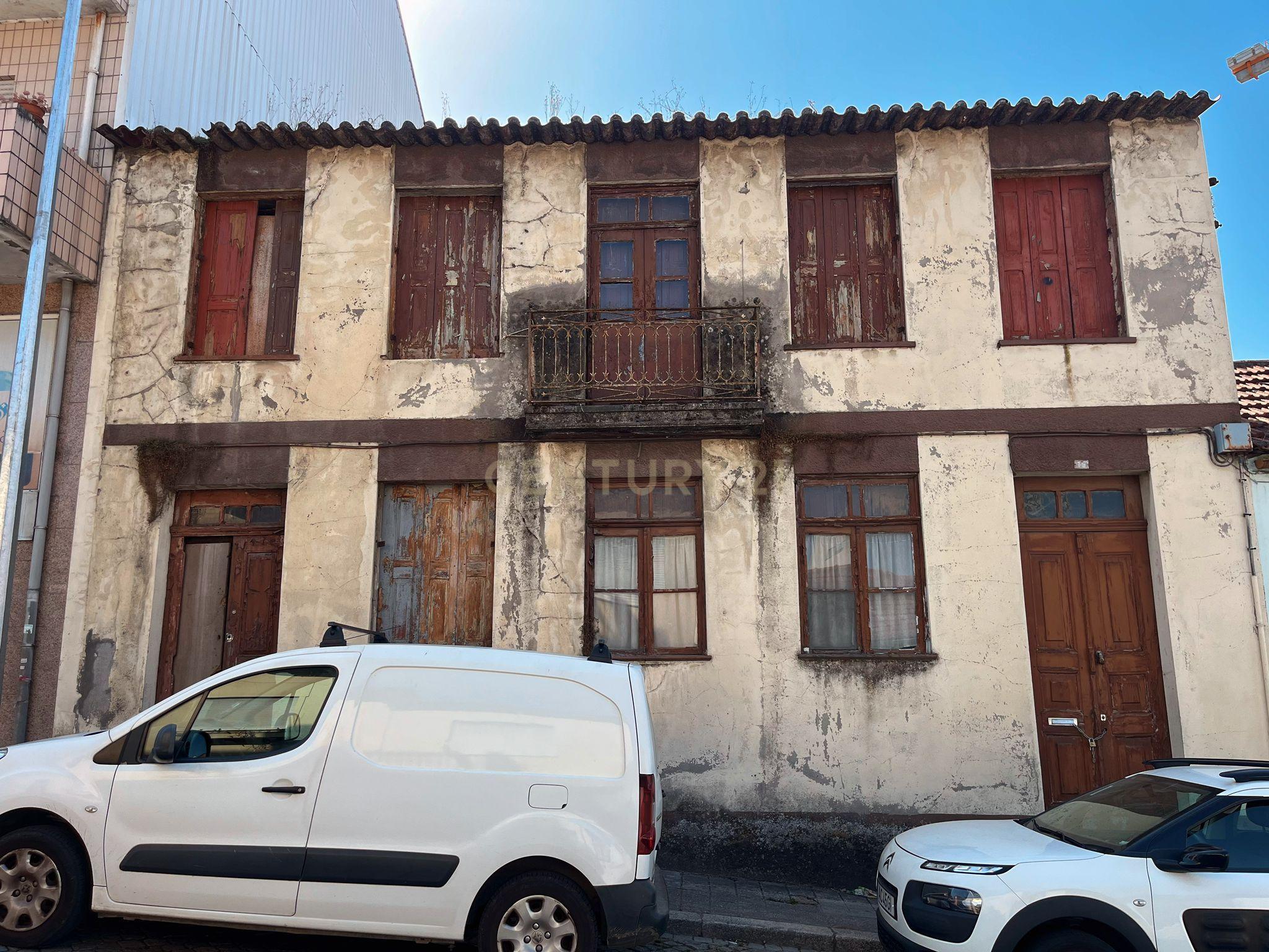 Moradia ancestral com terreno no centro da cidade de Santo Tirso para remodelação total - Image 4