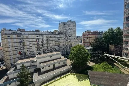 Encantador Apartamento T1 Renovado para Arrendamento de Longa Duração – Amadora, Lisboa - Image 1