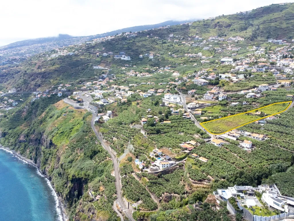 Terreno com 6.896m² e Moradia com Vista Mar - Image 2