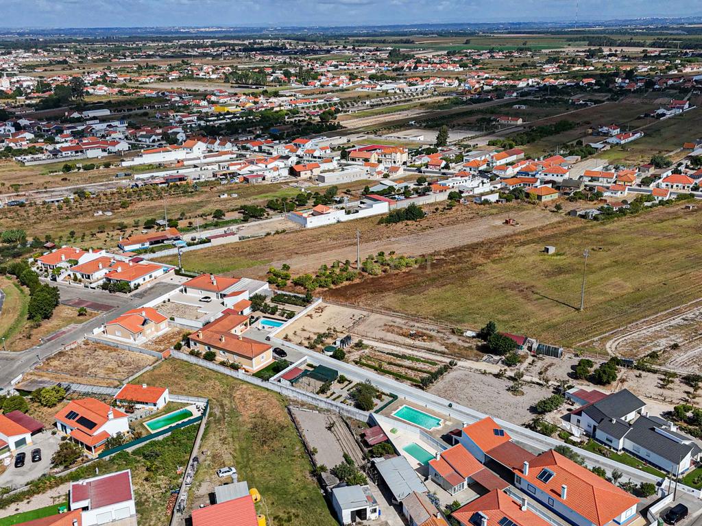 Moradia Independente Térrea com Piscina, Box, jardim e Anexo (Marinhais) - Image 58