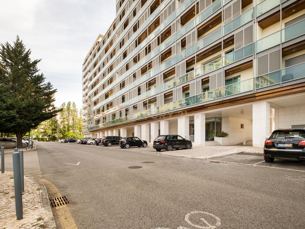 Excelente Apartamento T3 com 185 m² para Arrendamento em Telheiras – Rua António Quadros - Image 18