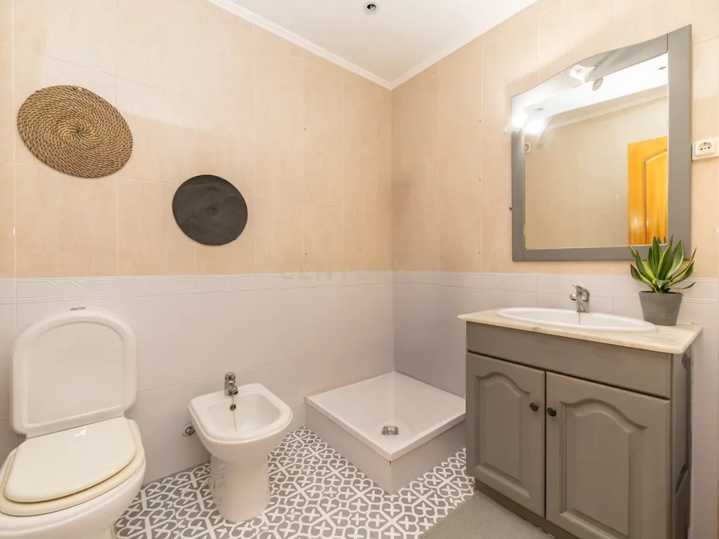 T2 Vila Nova de Caparica (Casalinho da Rosa) com 2 wcs e arrecadação - Image 18