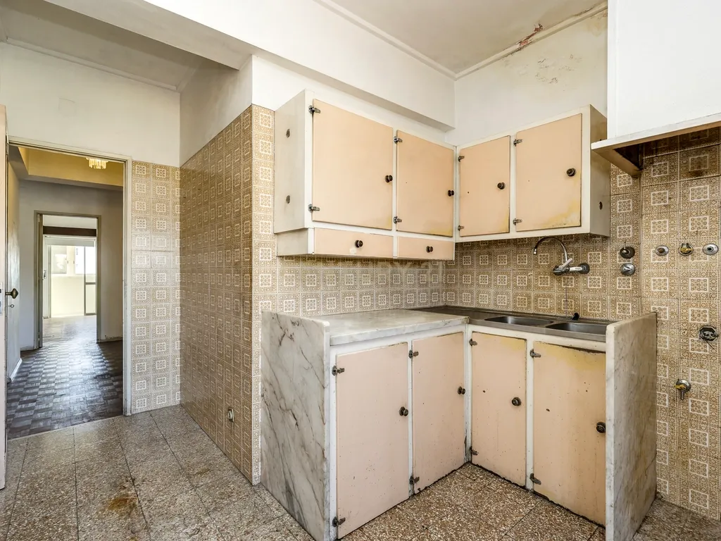 Apartamento T4 com 129 m² e estacionamento — Calçada do Tojal, oportunidade para remodelação total - Image 27